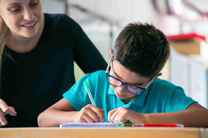 Aluno em aula de apoio escolar personalizado no Centro Educacional Nova Trilha
