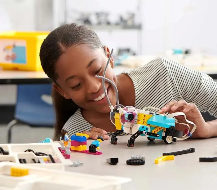 Crianças montando e programando robôs no Centro Educacional Nova Trilha